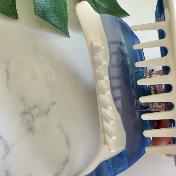 2/$30🌵 Blue Dolphin Claw Clip Hair Accessory Beach Ocean Sea Acrylic NEW - Picture 6 of 7
